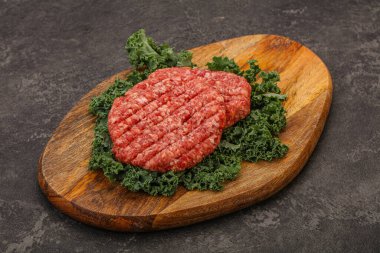 Izgara için çiğ sığır eti pirzolası.