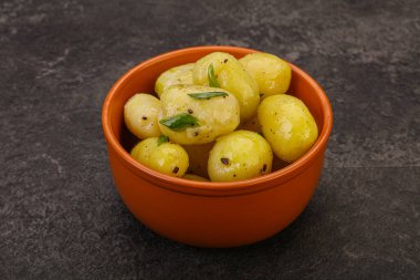 Kasede taze haşlanmış patates soğan servis edildi.