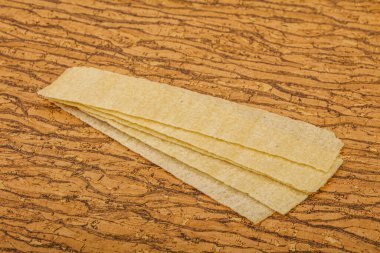 Doğal yağ ve tuzlu patates cipsi yığını. 