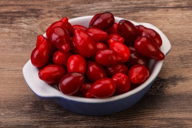 Tatlı ve olgun Cornel veya köpek ağacı meyvesi