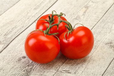 Kırmızı parlak olgun ve tatlı domates dalı