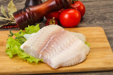 Pişirmek için çiğ pangasius fileto balığı.