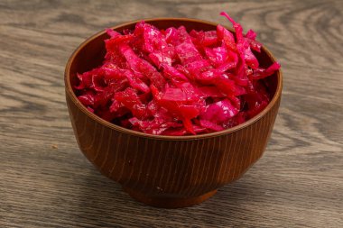 Kasede pancar kökü olan marine edilmiş kırmızı lahana.