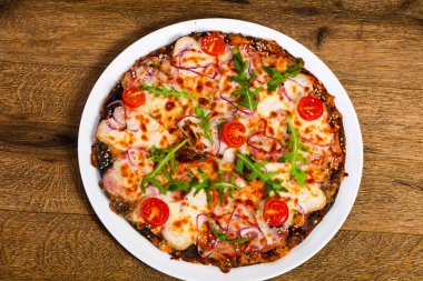 Jambonlu, peynirli ve domatesli pizza.