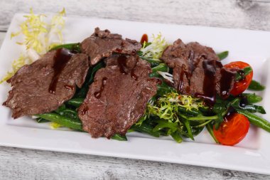 Yeşil fasulye ve kiraz domatesli biftek salatası.