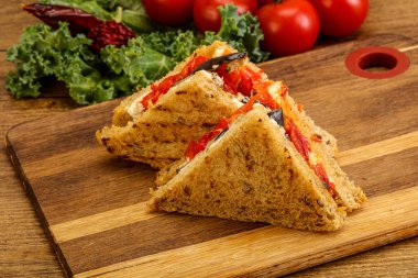 Patlıcanlı ve peynirli vejetaryen sandviçi.