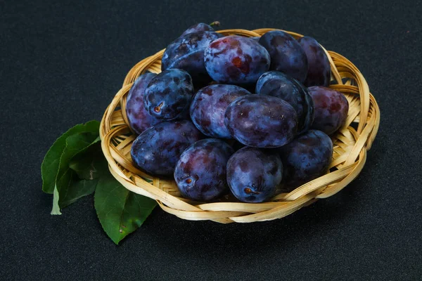 Montón Ciruela Madura Cesta Con Hojas — Foto de Stock