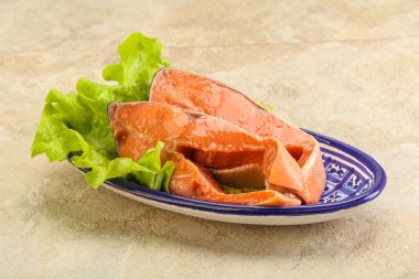 İki pembe somon balığı bifteği. Salata yaprağı.