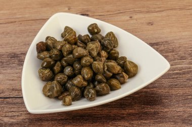 Kasede salamura edilmiş kapari.