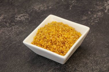 Vejetaryen mutfağı. Kasede pişirmek için kuru bulgur.