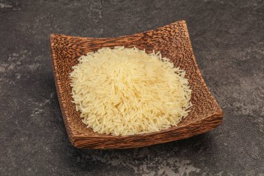 Tabakta çiğ Hint basmati pilavı