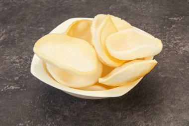 Asya usülü - kâsede ev yapımı karides cipsi