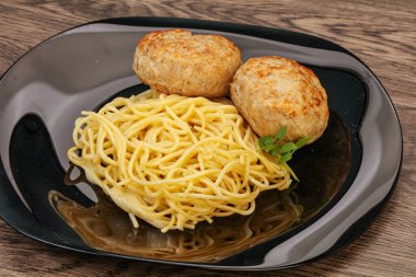 Peynirli spagetti ve ev yapımı tavuk pirzolası.
