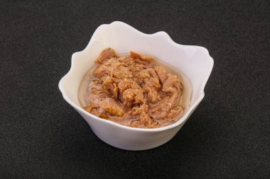 Salata için konserve ton balığı filetosu.
