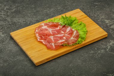 Lezzetli tütsülenmiş domuz budu.