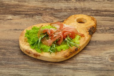 Biberiyeli dilimlenmiş domuz eti.