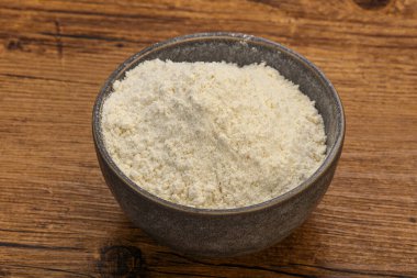 Buğday unu kasede yemek pişirmek için.