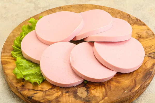 Costeleta Salsicha Fatiada Sobre Bordo Servido Folhas Salada — Fotografia de Stock