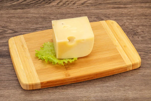 Эмментальный Сыр Над Деревянной Доской Подают Салат — стоковое фото