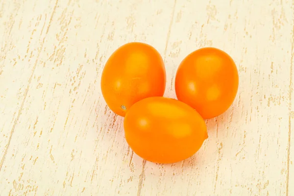 Vegetais Saborosos Tomate Amarelo Heap Sobre Fundo — Fotografia de Stock