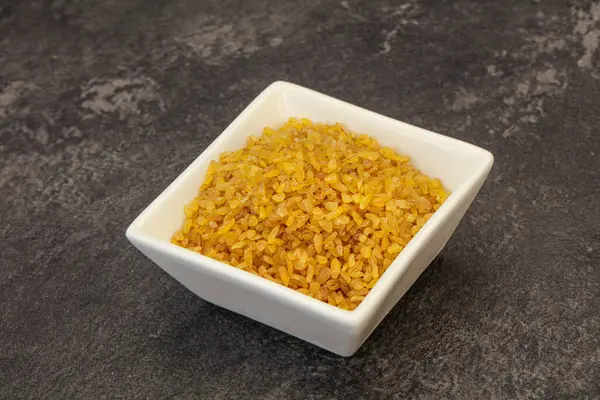 Vejetaryen mutfağı. Kasede pişirmek için kuru bulgur.