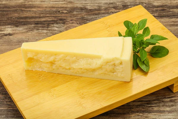 Parmigiano Stagionato Servito Con Foglie Basilico — Foto Stock