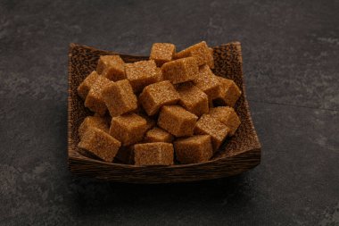 Kahverengi baston şeker yavruları kasede