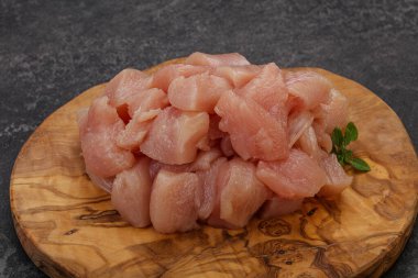 Pişirmek için çiğ tavuk göğsü.