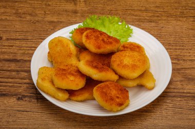 Kızarmış tavuk nugget. Salata yaprakları.