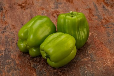 Yeşil tatlı dolmalık biber yığını 