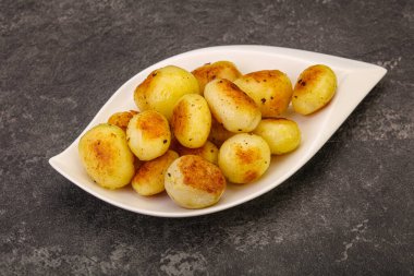 Kavrulmuş yavru patates kasede.