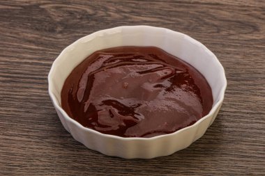 Geleneksel domates barbekü sosu kasede