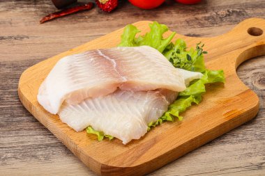 Pişirmek için çiğ pangasius fileto balığı.