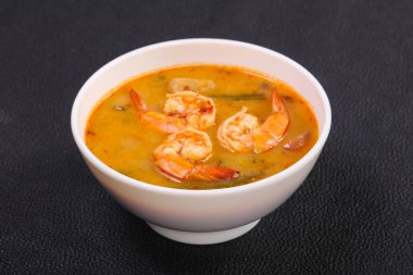 Karidesli ünlü Tayland Tom Yam çorbası.