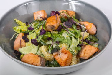 Kızarmış somon ve sebzeli lezzetli salata.