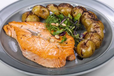 Kızarmış somon fileto biftek ve sebze.