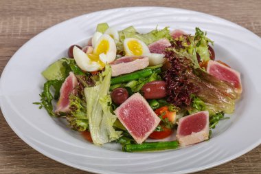 Kızarmış ton balıklı Nicoise salatası.
