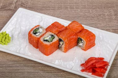 Somon ve pirinçli geleneksel Japon dürümü.