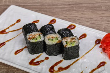 Japon geleneksel yılan balığı sarması.