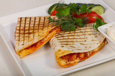Meksika geleneksel tavuklu ve fasulyeli quesadilia