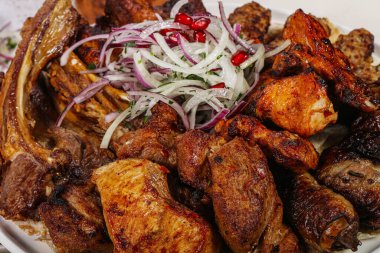 Izgara et, sığır eti ve kuzu etli beyaz shashlik tabağı. tavuk ve domuz eti
