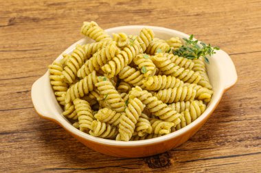 Pesto soslu İtalyan makarnası.