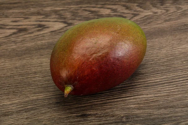 甘い熟した熱帯緑のマンゴーの果実 — ストック写真