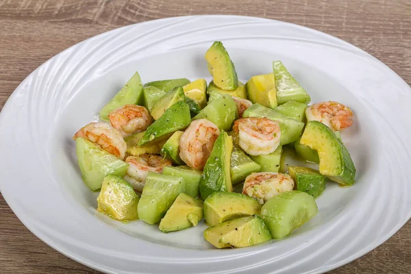 Leckerer Salat Mit Avocado Und Garnelen — Stockfoto