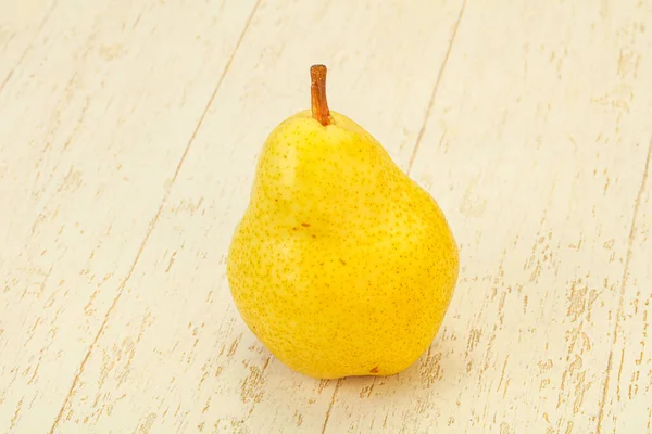 新鮮な甘い黄色の梨を背景に — ストック写真