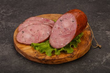 Baharatlı ve otlu füme jambon.