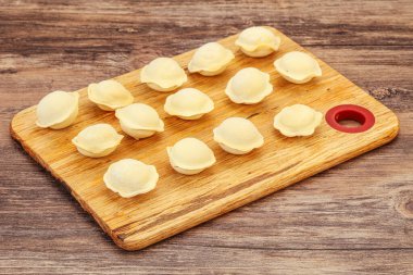 Pişirmek için çiğ etli börek.