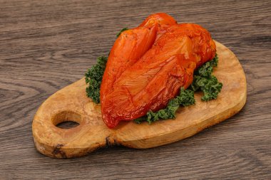 Baharatlı ve otlu füme tavuk göğsü.