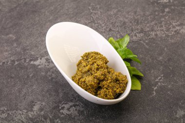 Fesleğen ve sedir fıstıklı yeşil sos sosu.