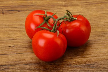 Kırmızı parlak olgun ve tatlı domates dalı